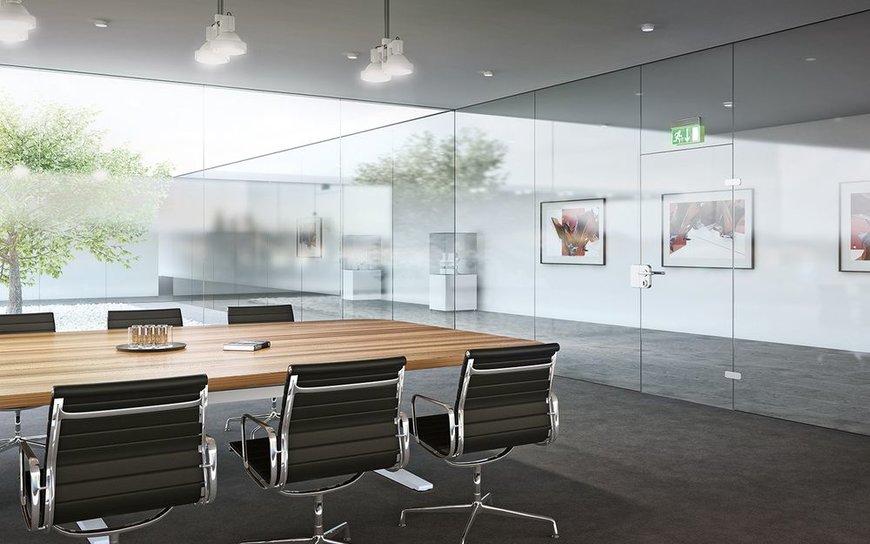 Glass partitions create light-flooded rooms and elegant room layouts